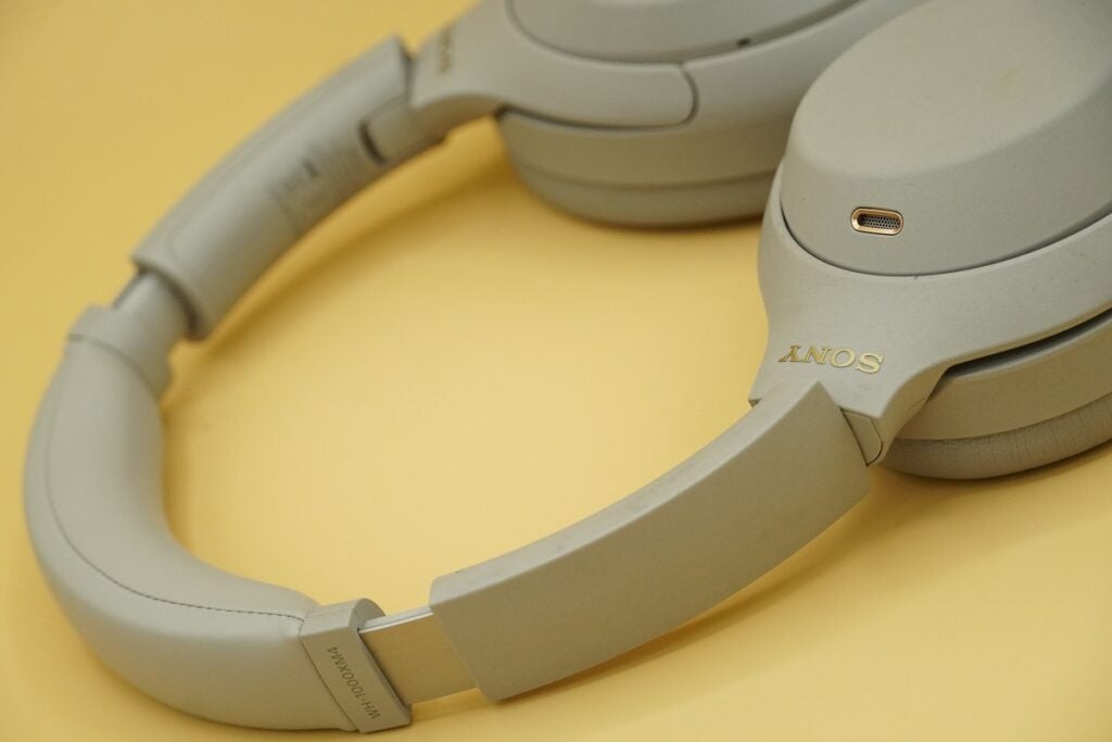 Sony WH-1000XM4 headband structureClose up image of Sony WH1000 XM4 headphone's headband