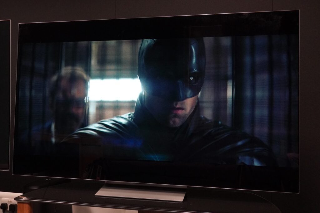 LG OLED65G2 Pattinson Sang Batman