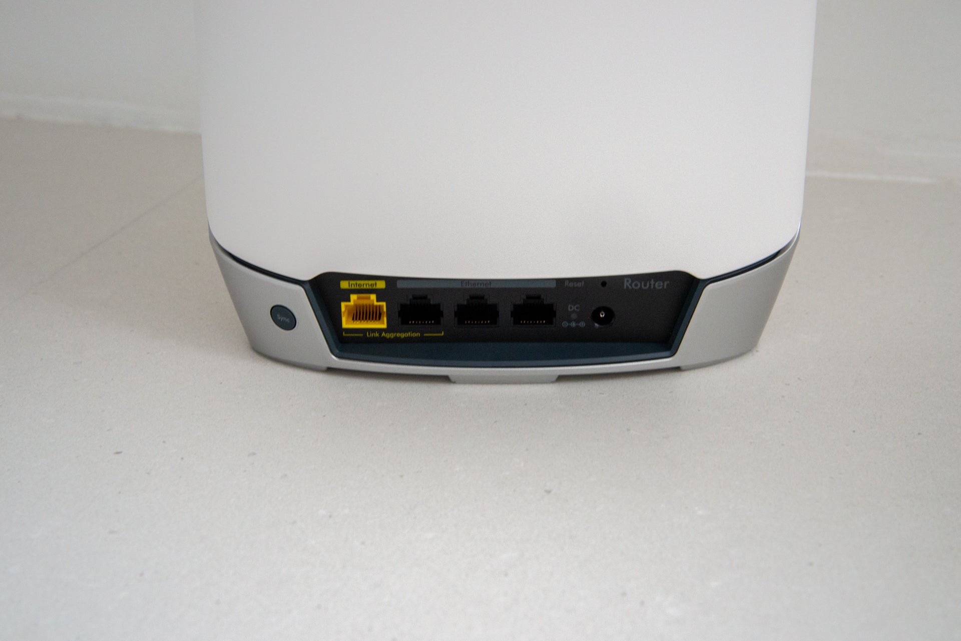 Netgear Orbi Wifi 6 System (RBK752) router ports