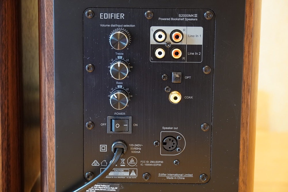 Edifier S2000mkIIIEdifier S2000 MKLL speaker's back panel's ports section