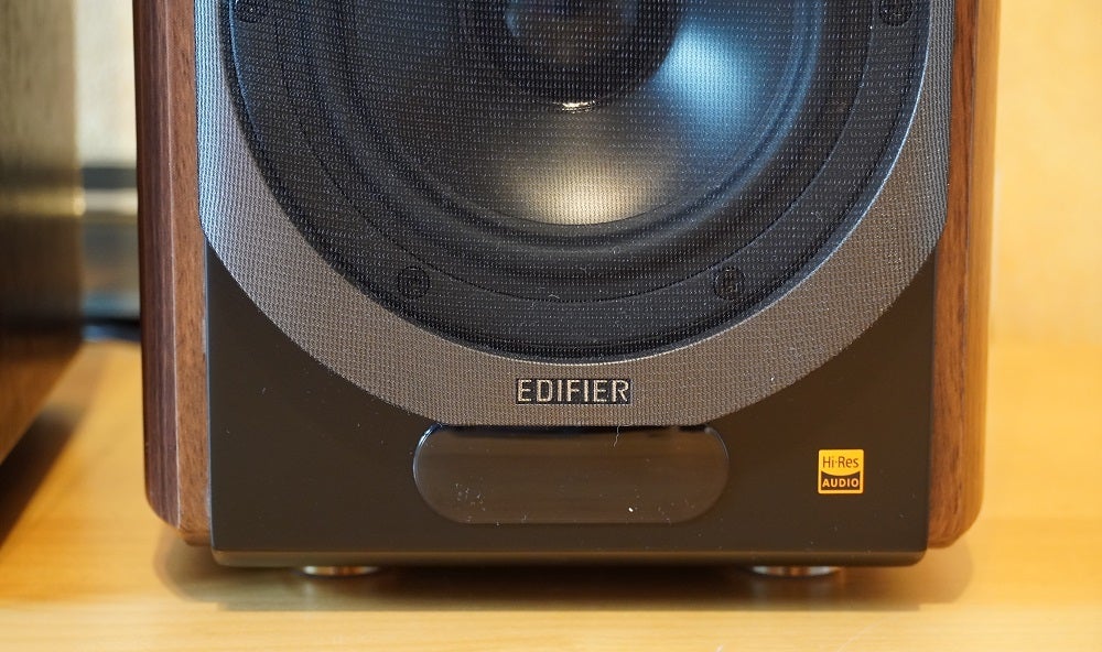 Edifier S2000mkIIITwo black Edifier S2000 MKLL speakers standing on a wooden  tableFront-bottom part view of a black Edifier S2000 MKLL speaker