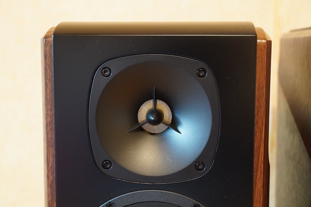 Edifier S2000mkIIIClose up image of a silver-black Edifier S2000 MKLL speaker's tweeter