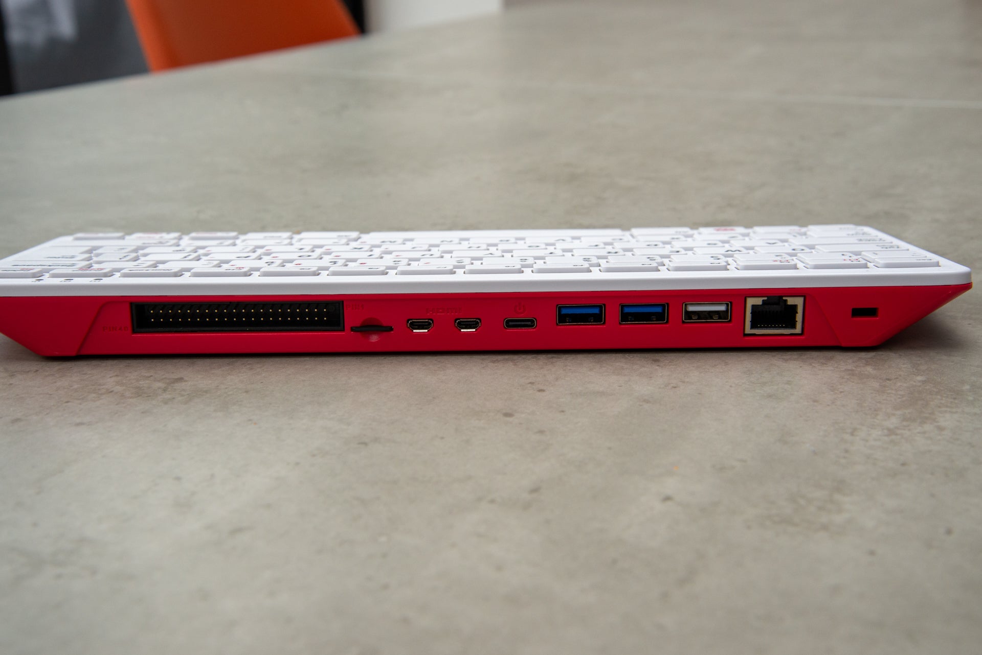 Порты Raspberry Pi 400 на задней панели