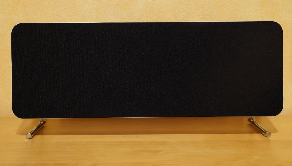 Braun LE02 head onA black Braun Le02 speaker standing on a wooden platform