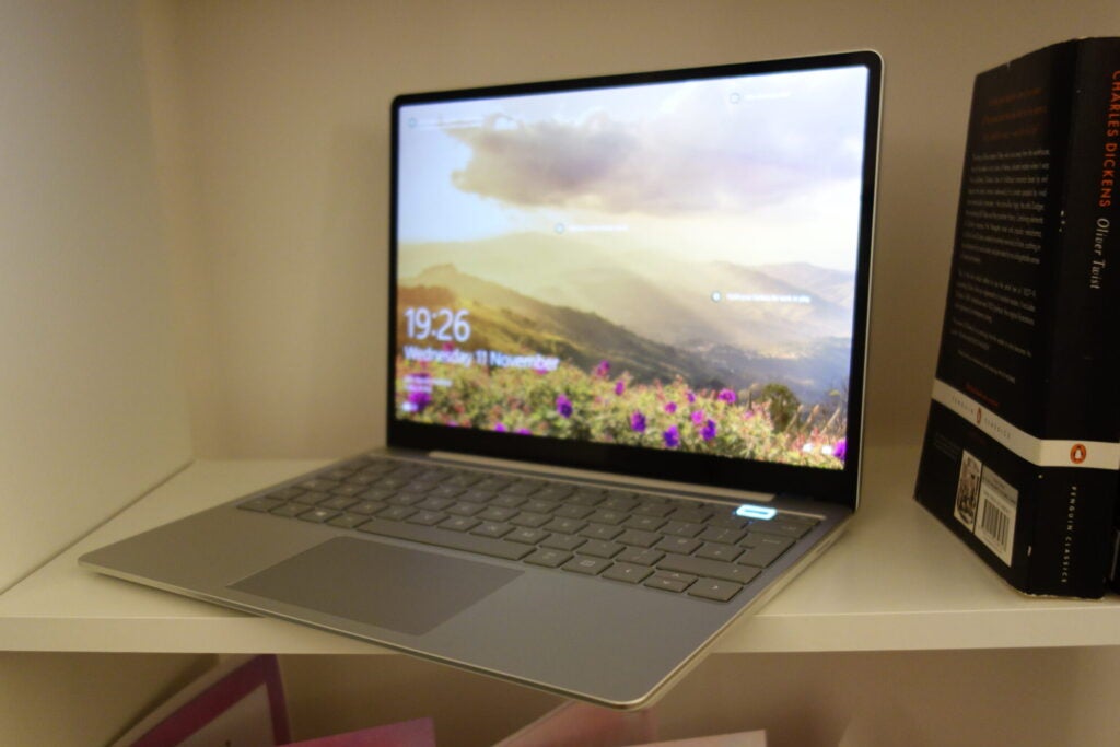 ショッピング公式店 Surface プラチナ 256GB 8GB Go Laptop ノートPC