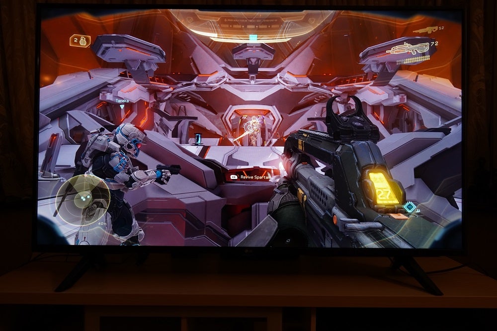 LG UN70 gaming performance Halo 5A black LG50UN70006LA TV standing on a table, displaying a scene from Halo