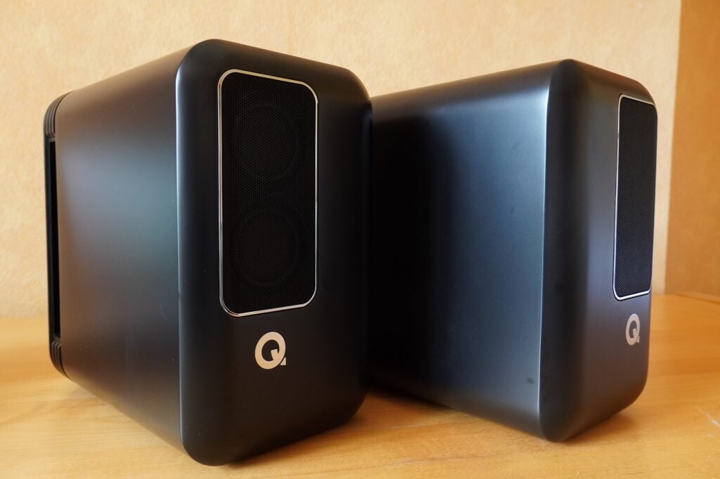 Q Active 200 side by side