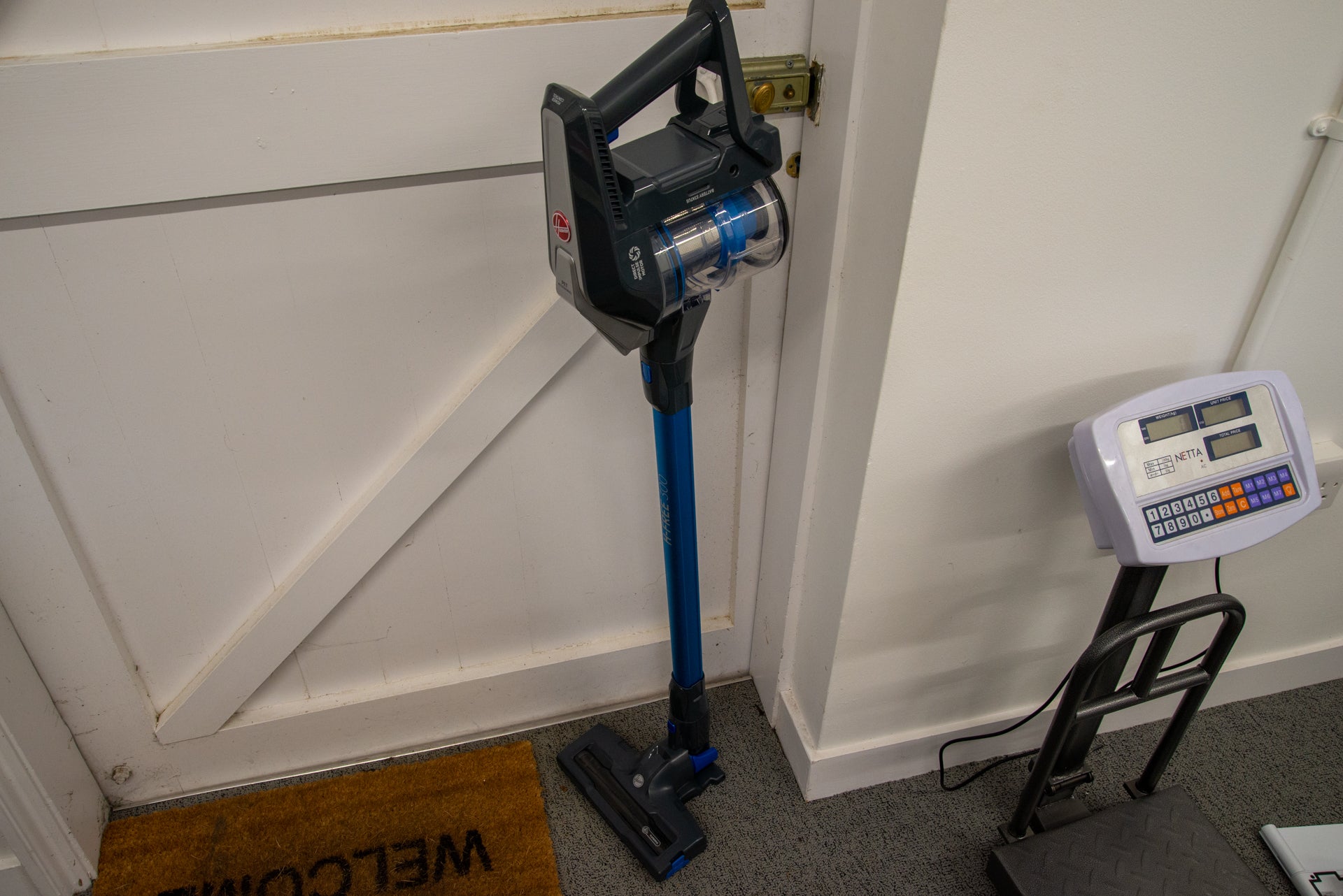 Hoover H-Free 300 standing up by itself