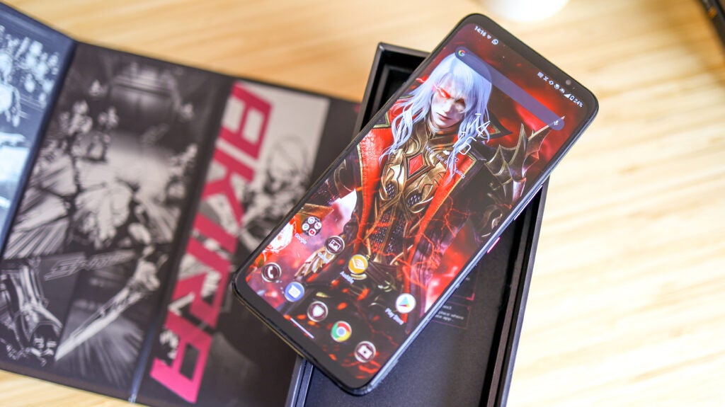 Barndov novi Rog telefon prikazuje aplikacije i sliku igre kao pozadinu zaslona