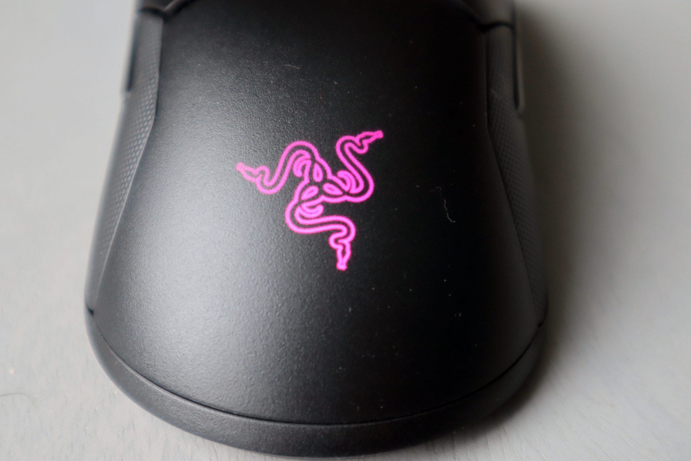 Razer Viper 8Kgaming wired mouse with beautifull logo on table