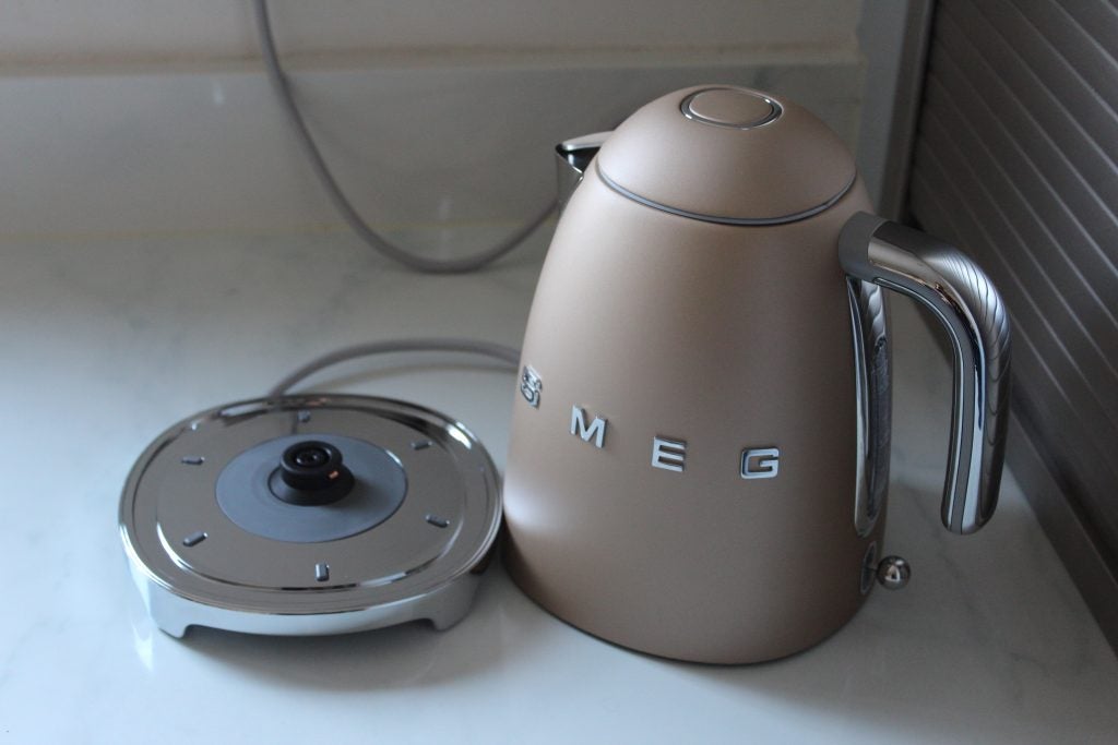 Smeg 50's Style Kettle KLF03 stand