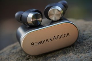 image of Bowers and Wilkins PI7 and charging case