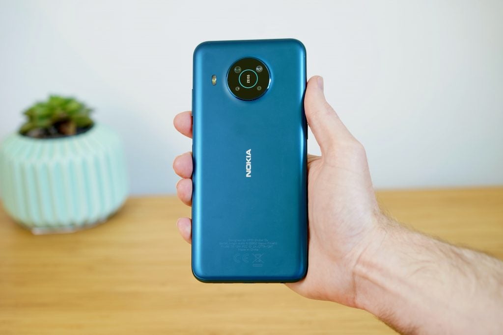 Nokia x20 Back-hold-2