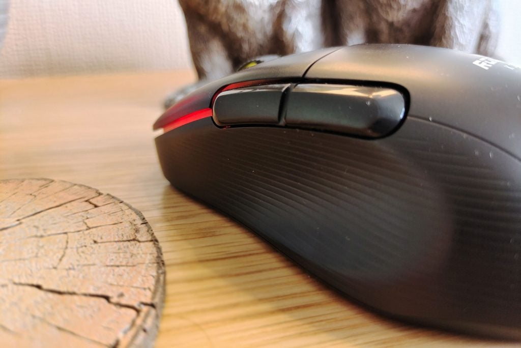 Roccat Kone Pro Air viewed from side with two buttons