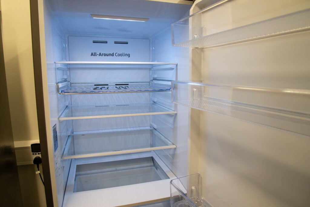Frigorífico congelador a medida Samsung RB34A6B2ECS de 1,85 m dentro del frigorífico
