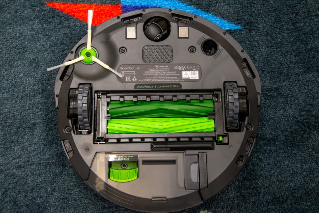 iRobot Roomba i7+ underneath