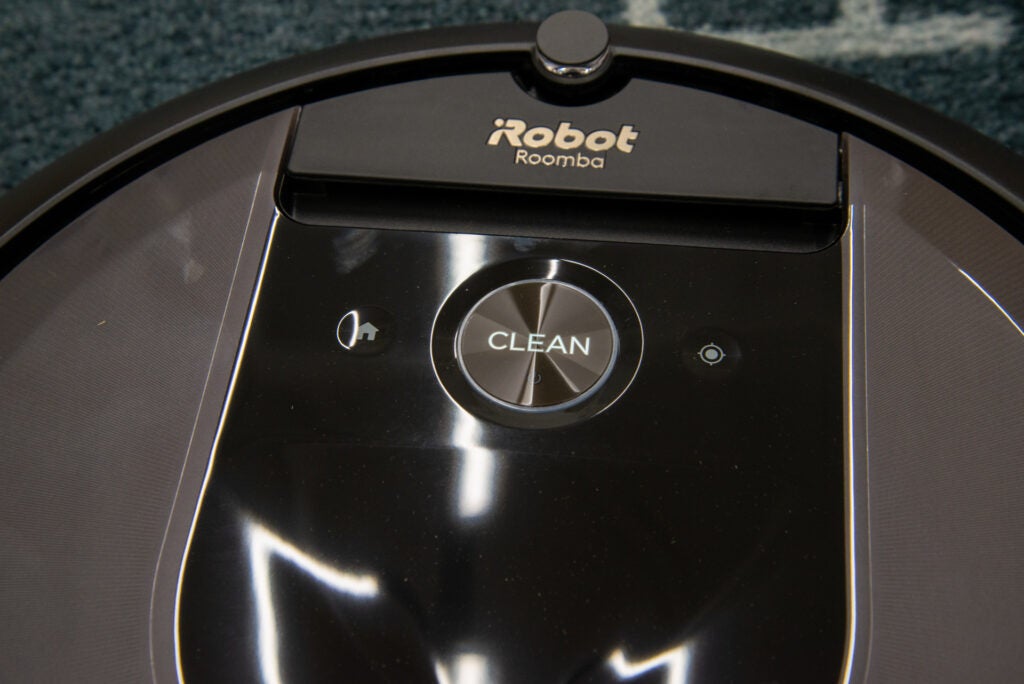 iRobot Roomba i7+ buttons