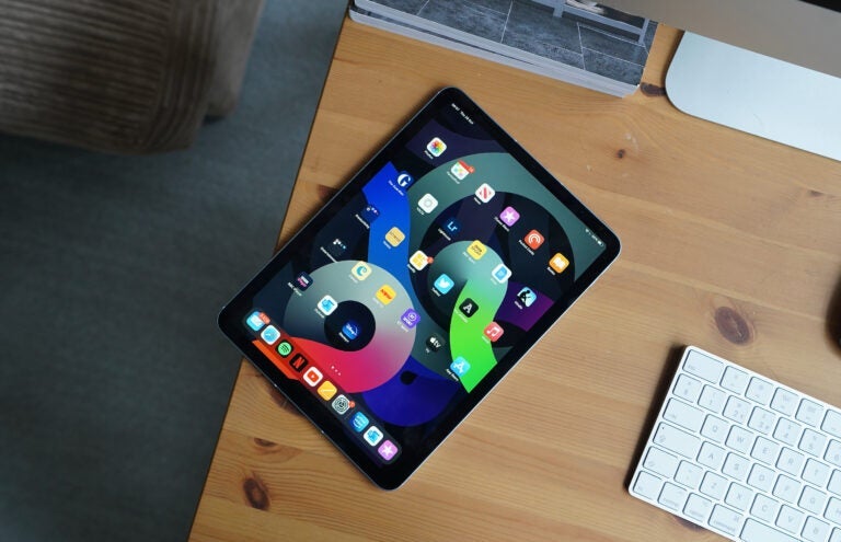 iPad Air 4 dengan layar menyala