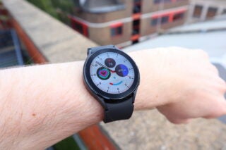 Tradycyjna twarz Watch Galaxy Watch z kilkoma komplikacjami