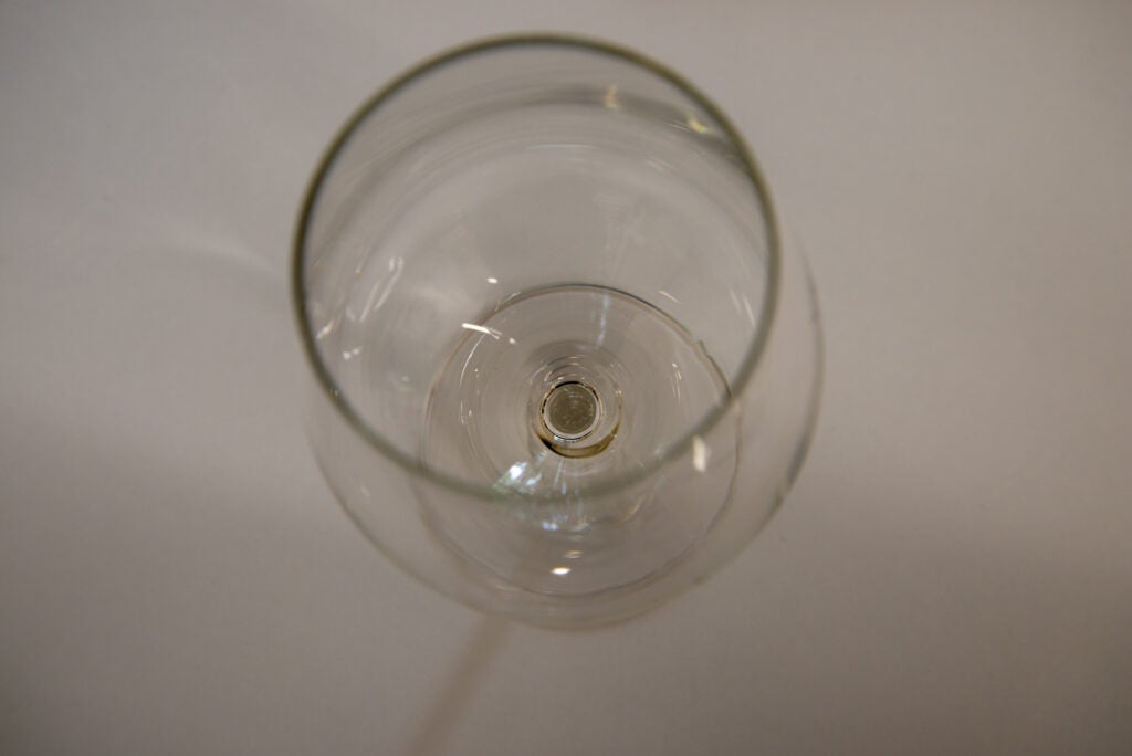Sharp QW-NA26F39DW-EN clean wine glass
