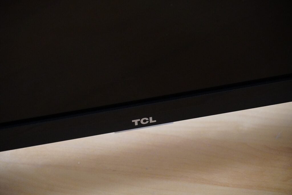 Логотип и ствольная коробка TCL Roku 55RP620K