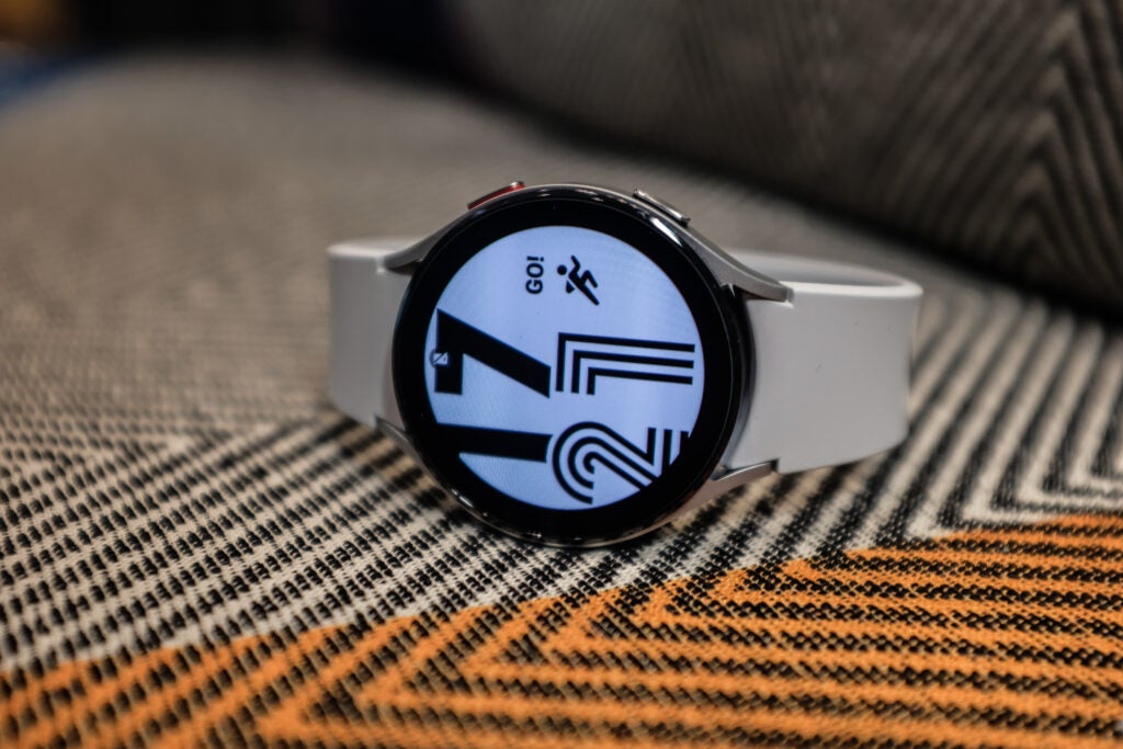 Galaxy Watch 4 с белым ремешком спереди