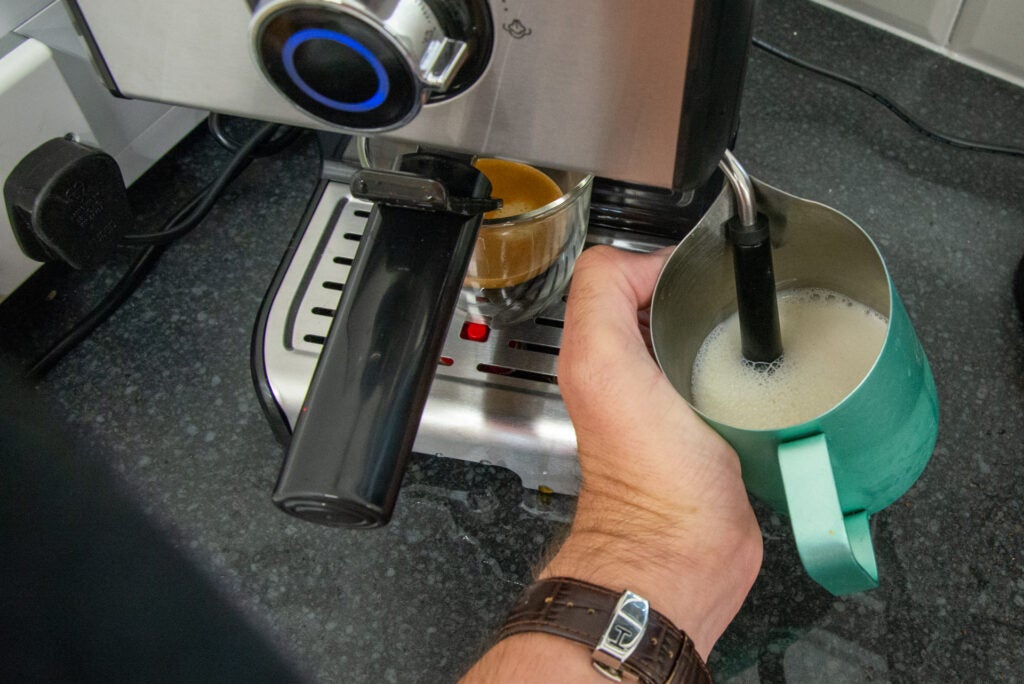 Beko Espresso Coffee Machine CEP5152 milk frothing