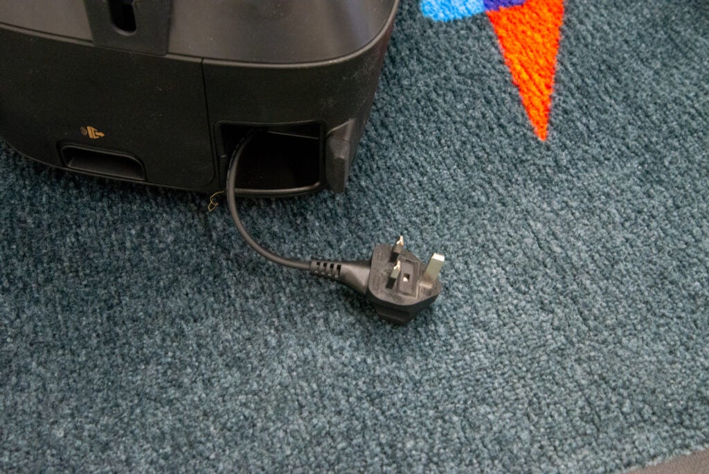 Shark Bagless Cylinder Vacuum Cleaner CZ500UKT plug
