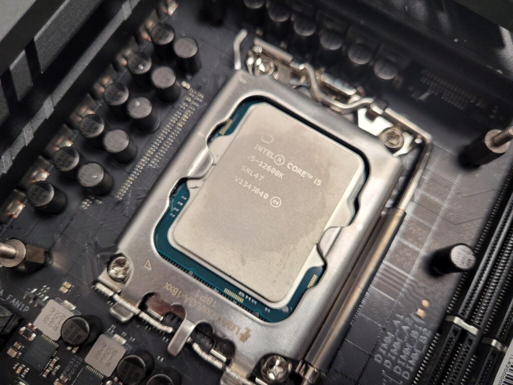 CPU Terbaik: Intel Core i5-12600K