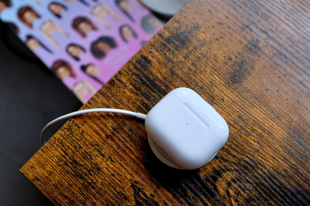 Apple AirPods 3 charging