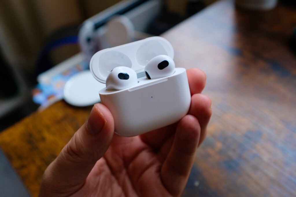 Headphone Apple Terbaik: Apple AirPods 3
