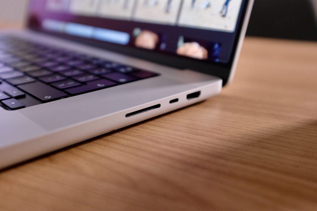 Port MacBook Pro M1 Pro 16 inci termasuk SD