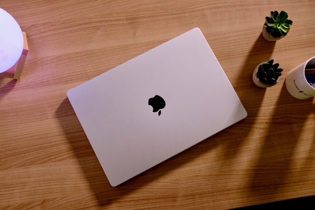 MacBook Pro M1 Pro 16-inch top lid