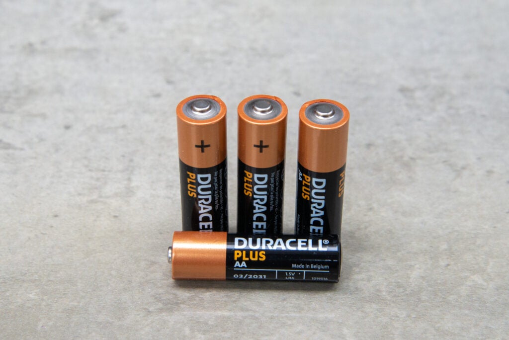 Duracell Plus AA одна батарейка в лежачем положении