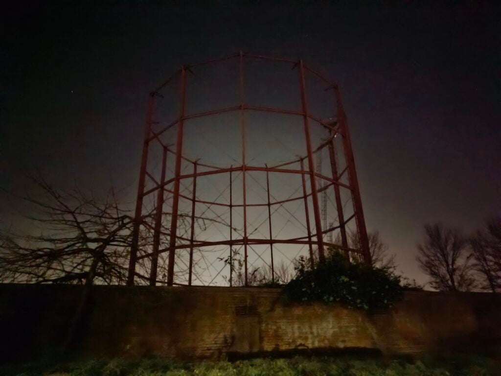 A picture taken by the Vivo V23 Pro at night, with Night Mode enabled