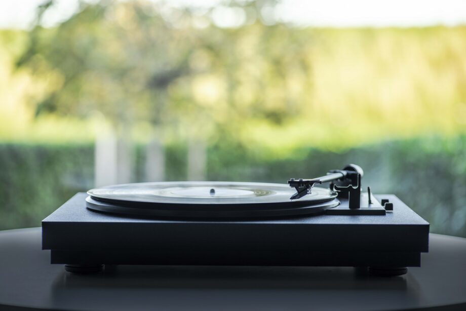 A1-ProJect-Automat-Lifestyle image of turntable in a garden