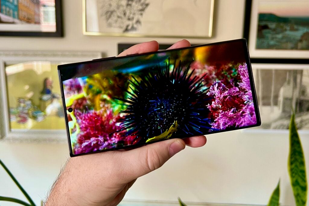 The Samsung Galaxy S22 Ultra display showing HDR video