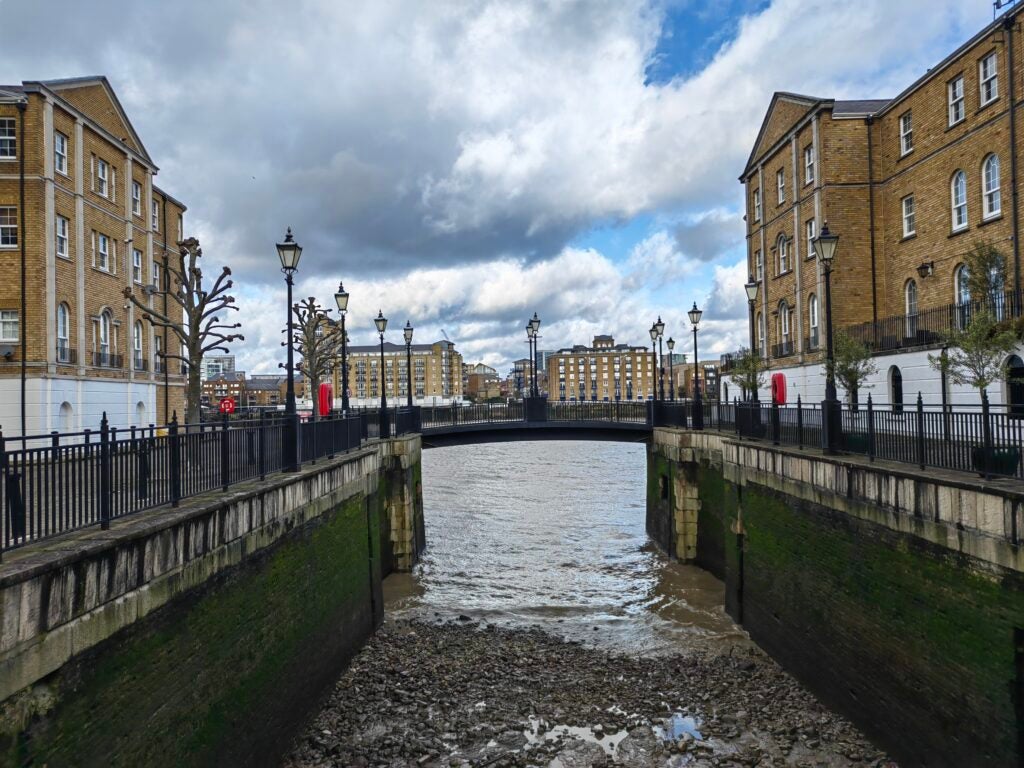 Gambar jembatan dan Sungai Thames diambil dengan Huawei P50 Pocket