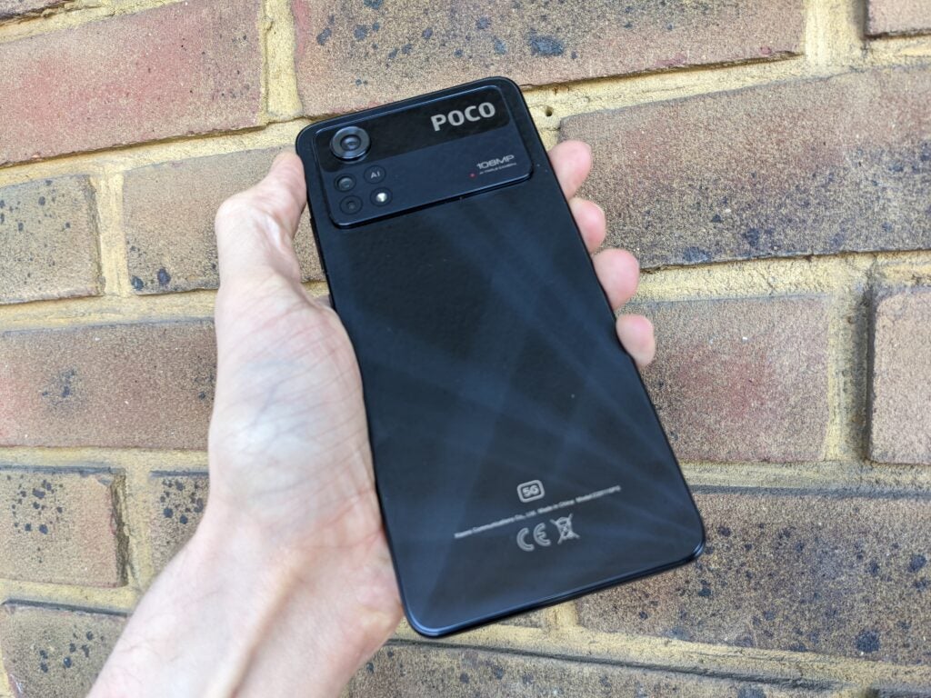 Bagian belakang Poco X4 Pro di dinding