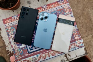 Samsung Galaxy S22 Ultra next to the iPhone 13 Pro Max Pixel 6 Pro