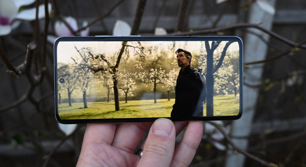 HDR video playback on the the Xiaomi 12 smartphone
