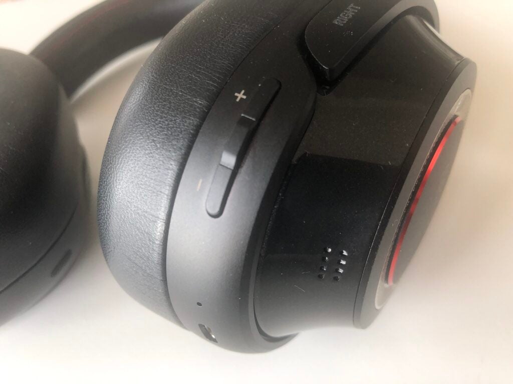 Mark Levinson #5909 buttons on earcup