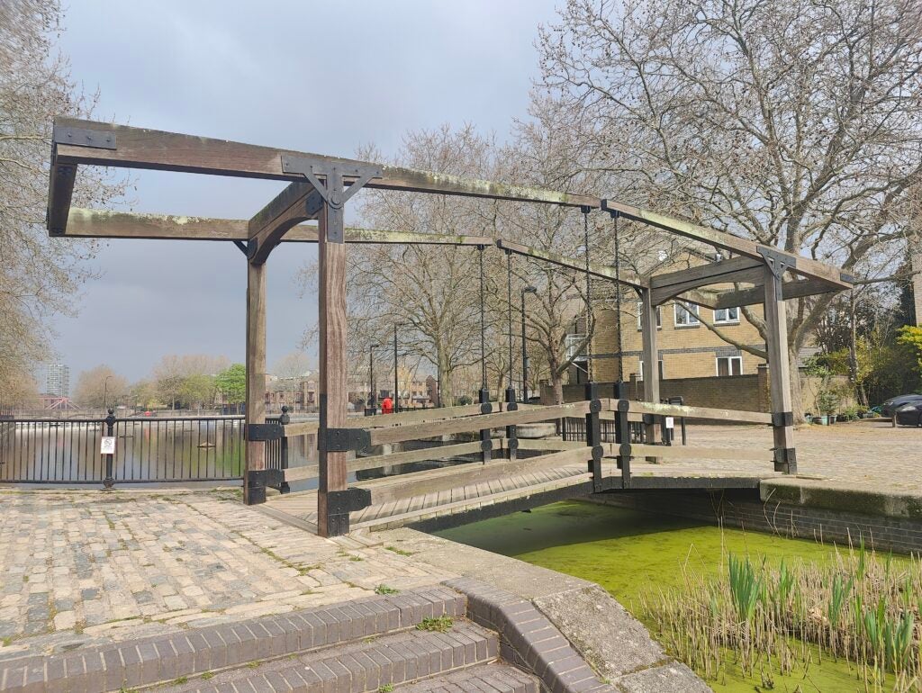 OnePlus 10 Pro main camera image of bridge on canal