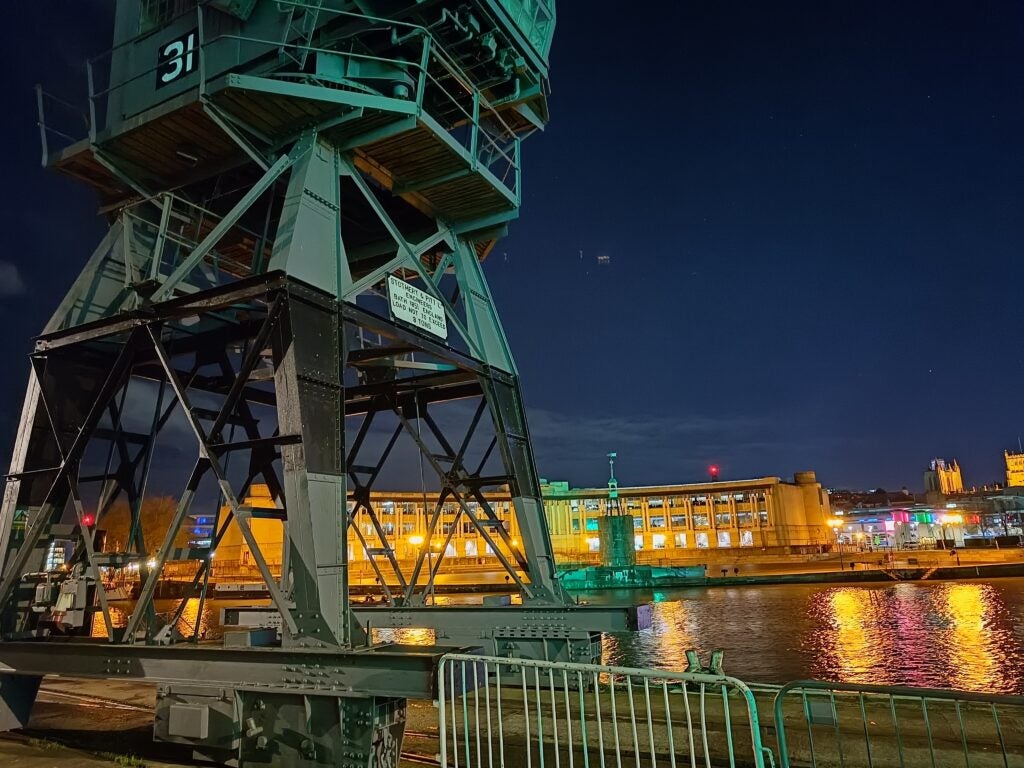 Realme 9 Pro Plus: Image of a crane by the docks at night