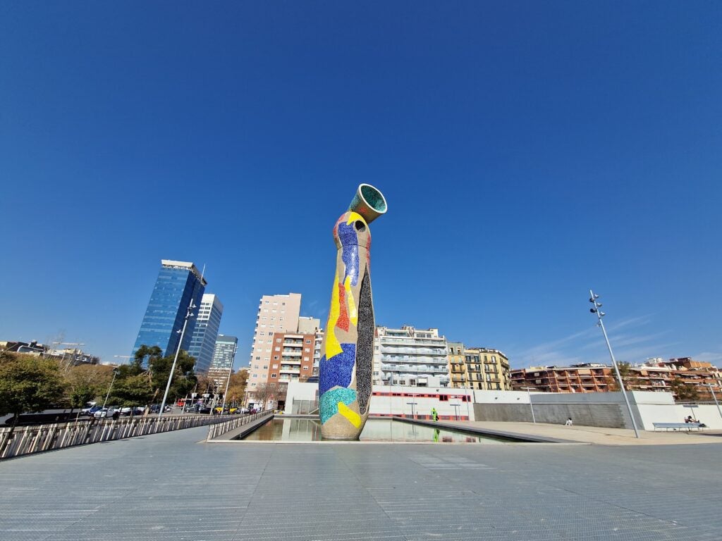 Samsung Galaxy S22 Plus photo of sculpture in Barcelona, ultrawide sensor