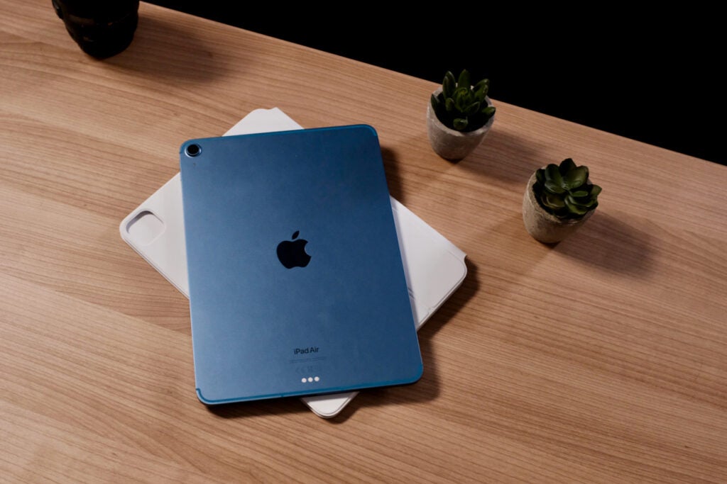 The back of the iPad Air 2022 in Blue