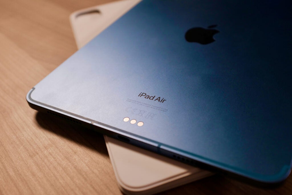 The back of the iPad Air 2022 in Blue shpwing the Smart Connector