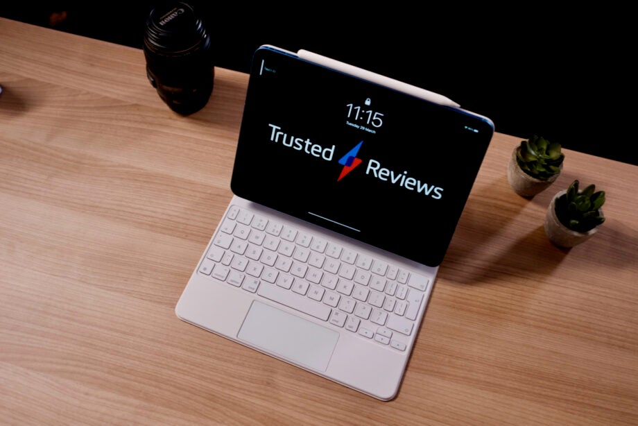 Front on view of the iPad Air 2022 in the Magic Keyboard