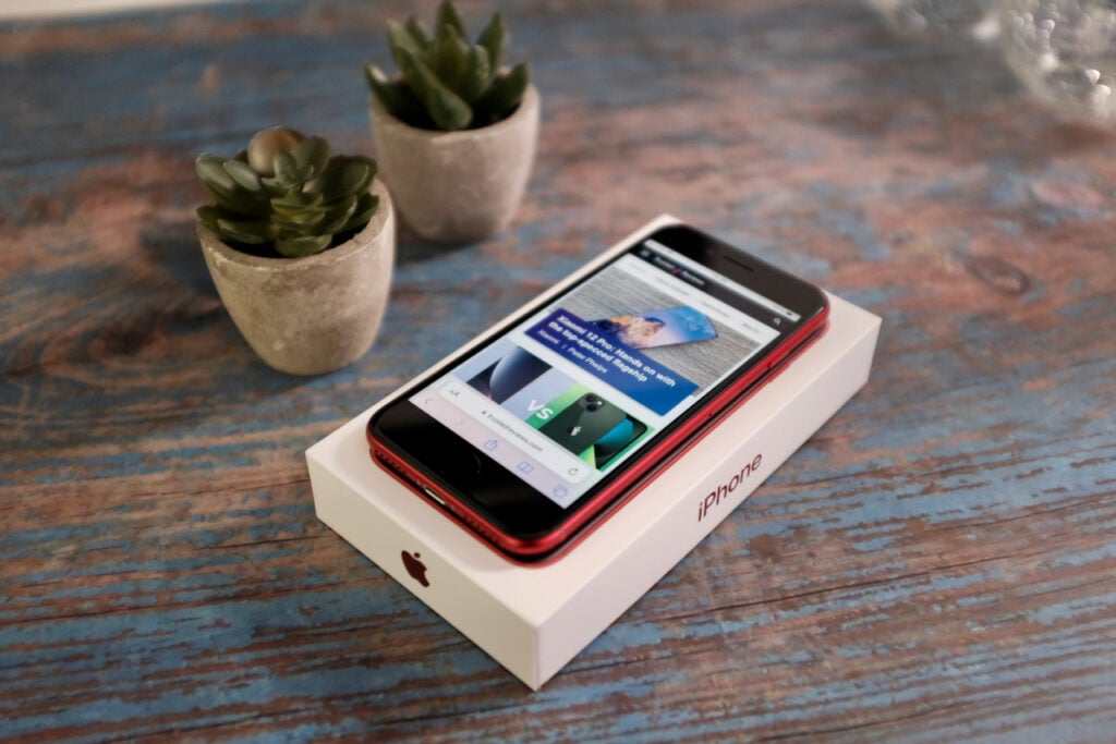 iPhone SE 2022 в красном цвете вместе с коробкой