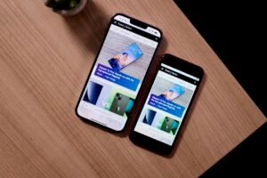 Das iPhone 13 Pro Max neben dem iPhone SE 2022